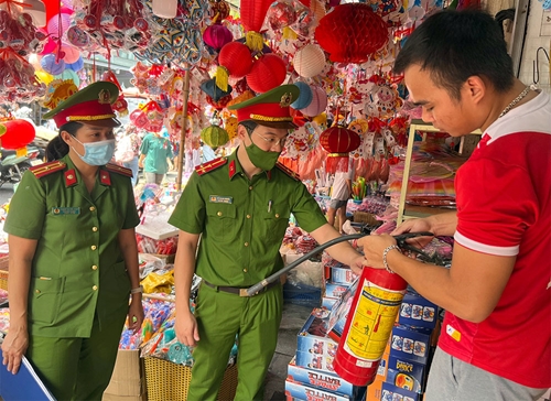 Hà Nội: Phòng chống cháy nổ ở chợ Trung thu truyền thống